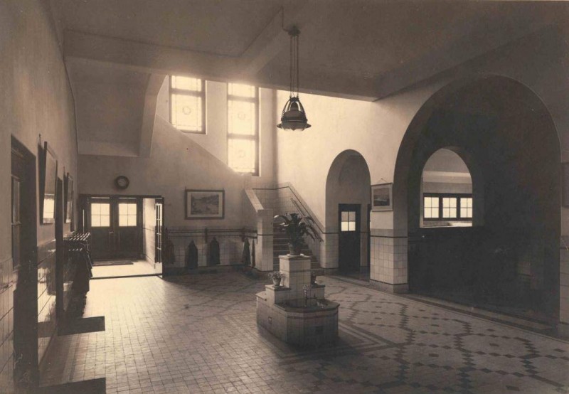Spinnerstraat. Hal met trappenhuis in de Pathmosschool 1931.jpg