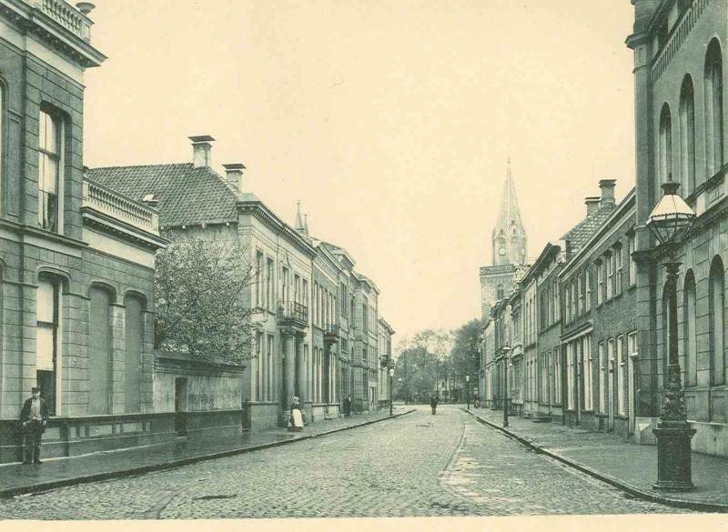Langestraat 18-10-1897 Richting Markt lantaarnpaal.jpg