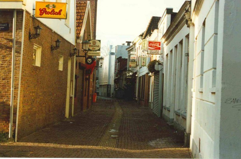 Stadsgravenstraat hoek Menistenstraat 1995 cafetaria Schippers en rechts daarban voormalige kosterswoning.jpg