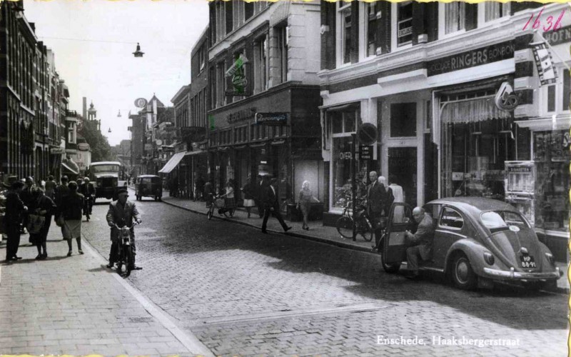 Haaksbergerstraat 1967 Links het postkantoor. VW kever. rechts Overduin en bakkerij Stegewerns VW busje voor pand Rokker. zevenmijls.jpg