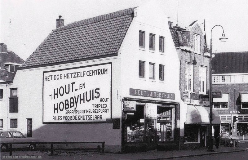 Haaksbergerstraat hoek Ripperdastraat en Emmastraat 't Hoen, bakkerij Siebelink, Hout en Hobbyhuis.jpg