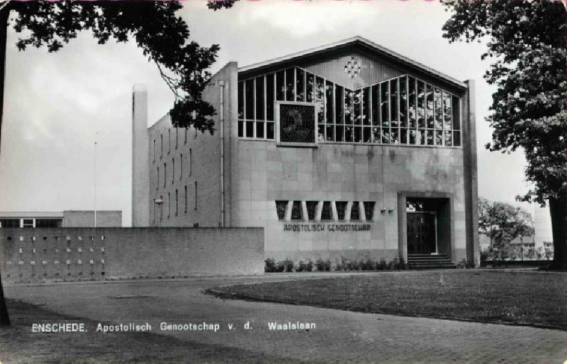 van der Waalslaan 1960 Zicht op kerk van het Apostolisch Genootschap.jpg