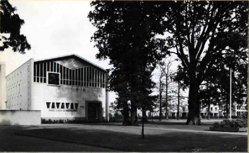 van der Waalslaan 1970 Zicht op kerk van het Apostolisch Genootschap.jpg