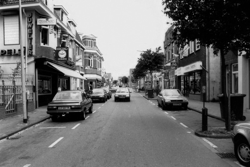 Lipperkerkstraat met verkeer, links op de voorgrond de juwelier Keppels. Stadvernieuwingsgebied Oliemolenes,verbetering particuliere winkel woonhuizen en verbetering woonomgeving.jpg