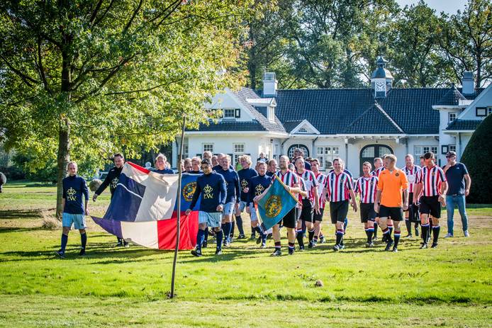 Zonnebeek voetballen zoals in 1885, in de tuin van de familie Van Heek.jpg