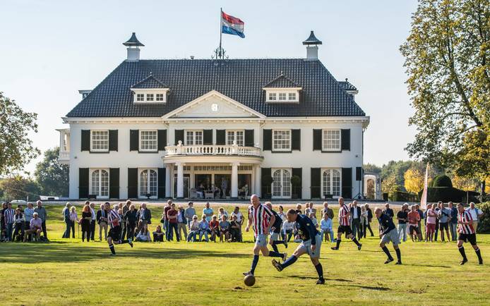 Zonnebeekweg villa Zonnebeek In beeld voetballen zoals in 1885, in de tuin van de familie Van Heek.jpg