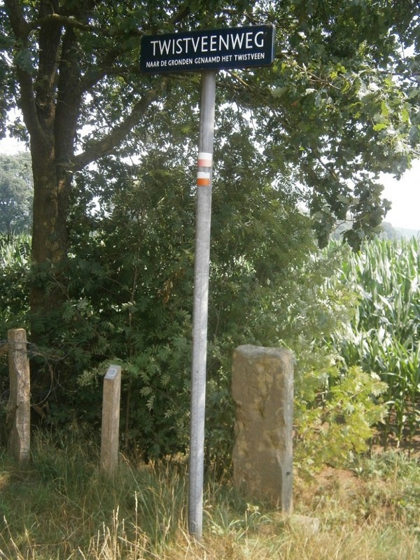 Twistveenweg straatnaambord met grenssteen Werthepaal.JPG