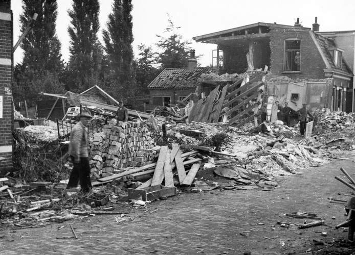 Ook de Wagelerdwarsstraat werd getroffen tijdens het vergissingsbombardement van 10 oktober 1943 © Stadsarchief Enschede.jpg