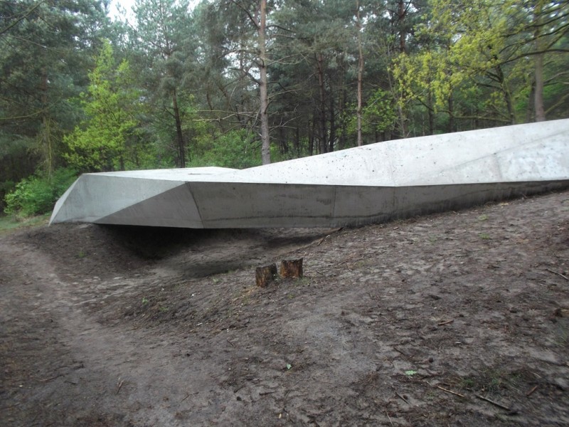 Hegebeekweg monument Laag van Usselo 13-5-2013.JPG