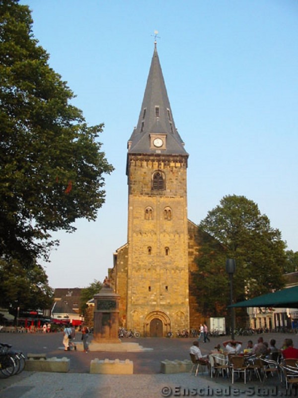 Oude Markt Grote Kerk vanaf de Marktstraat.jpg