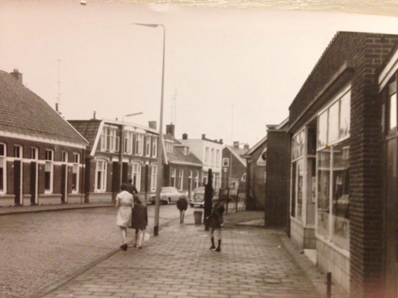 Oostveenweg met rechts de meubelfirma van Bos en Wevers, linksachter warenhuis Hams ongeveer 1967 1968.jpg