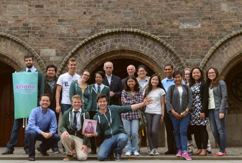 Studenten halen ambassadeur van de paus naar Enschede.jpg