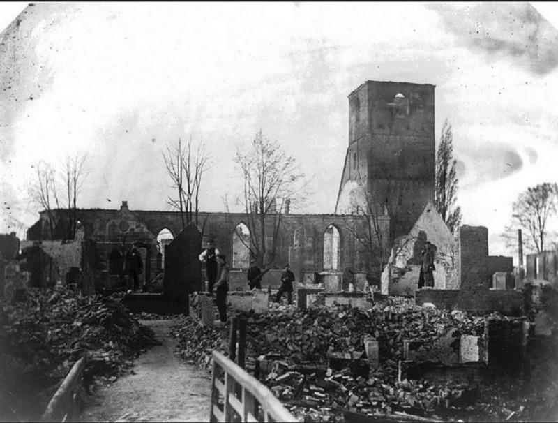 Markt NH Kerk vanaf de Knibbelbrug na stadsbrand 1862.JPG