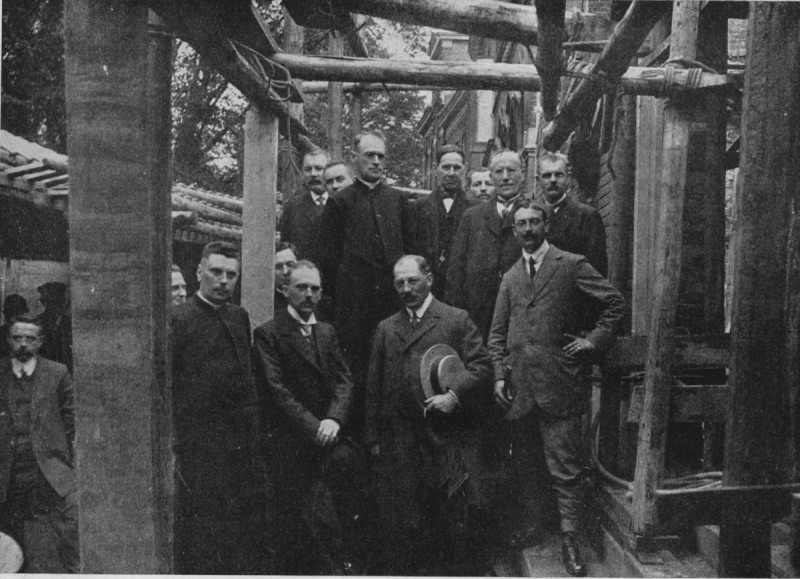 Markt Concordia met Pastoor Ariëns 3e van linksboven tijdens de bouw in 1901.jpg