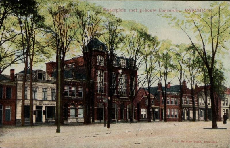 Markt Concordia brande op 2e kerstdag van 1909 tot  grond toe af en later op dezelfde plek herbouwd. Links  Volkskoffiehuis Het Blauwe Kruis dan  R.K. Volksbibliotheek vh Jongensschool dan Concordia en daarnaast Drefahl hoeden.jpg