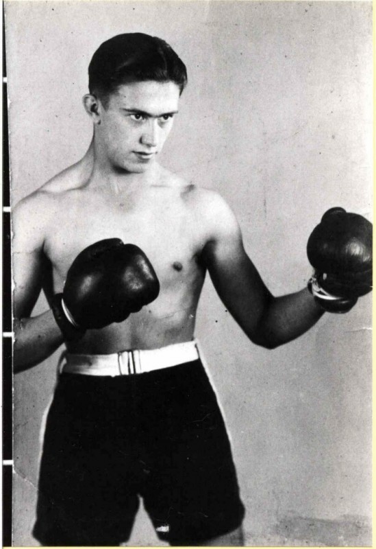 Markt Concordia November 1945. Hans de Vries, Oostelijk kampioen boksen bij de beginnelingen, in Concordia.jpg
