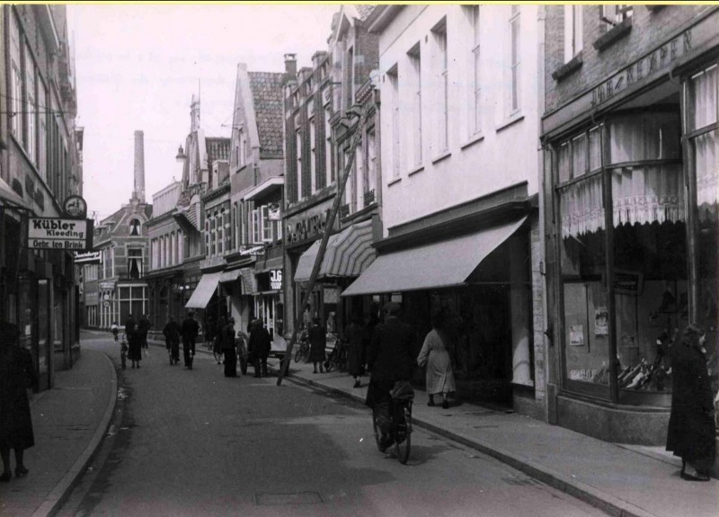 Haverstraat 1943 Kübler kleding Gebr. ten Brink. Rechts schoenenhuis Joh. Kemper.jpg