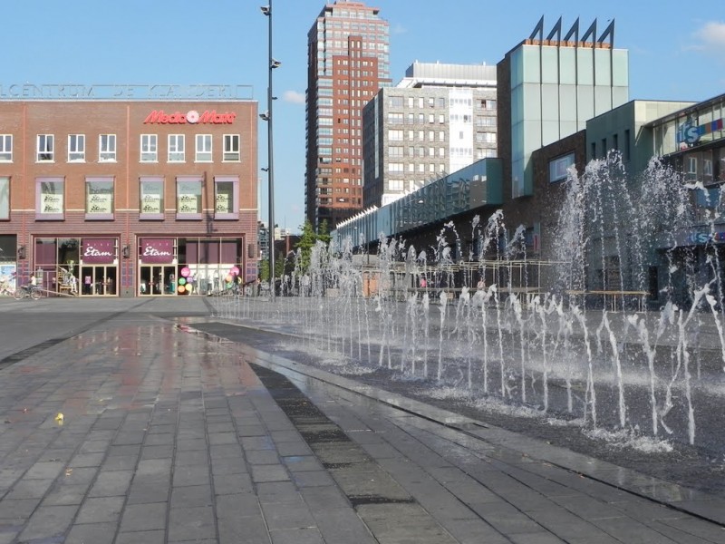 Van Heekplein met fonteinen.jpg