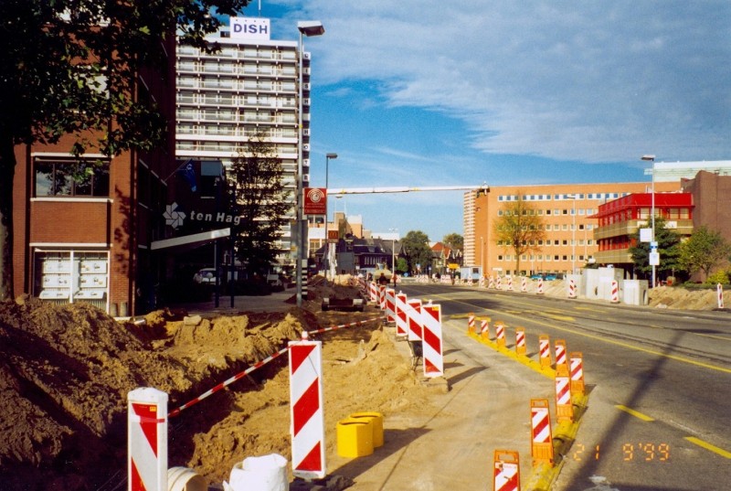 Boulevard 1945 21-9-1999  op de achtergrond het Dish hotel richting de Haaksbergerstraat en de Ripperdastraat. Ook kantoren van Ten Haag Makelaars, ING Bank en UWV aan de Nijverheidsstraat.jpg