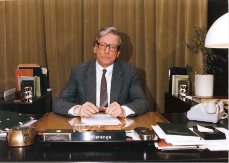 Langestraat 24 stadhuis Burgemeester Heiko Wierenga achter zijn bureau 1987.jpg