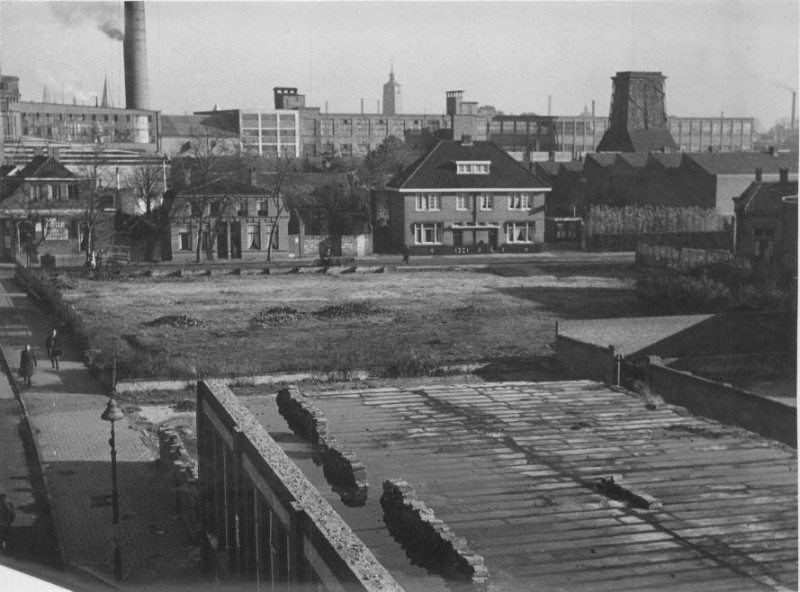 Haaksbergerstraat richting Getfertweg met op de voorgrond de vernielde fabriek van Serphos 1946.jpg