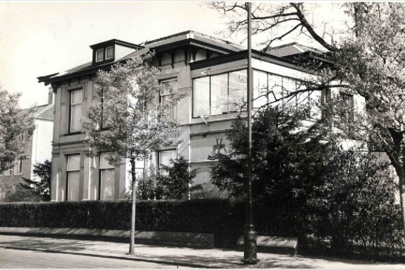 M.H. Tromplaan 1950 Zicht op Villa Serphos, gebouwd in 1910 voor de familie Izak en Estella Serphos. .jpg