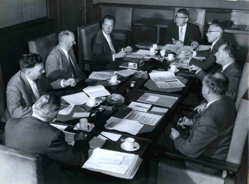 Langestraat 24 stadhuis Vergadering college van B&W in de collegekamer van het stadhuis met o.a. burgemeester W. Thomassen en wethouder Schoonderbeek. 9-9-1958.jpg