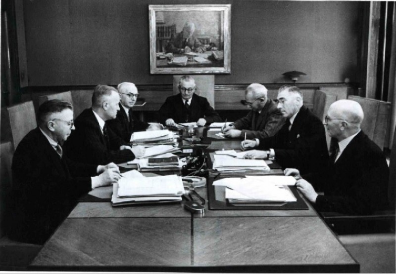 Langestraat 24 stadhuis College van Burgemeester en wethouders, in het midden burgemeester M. van Veen, B&W-kamer stadhuis. 1950.jpg