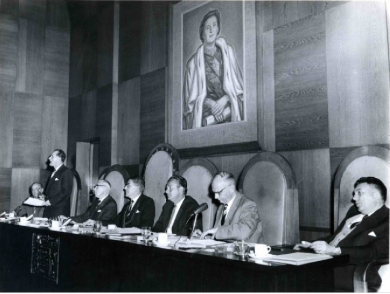 Langestraat 24 stadhuis College van B&W onder leiding van burgemeester Willem Thomassen in raadzaal stadhuis sep. 1961.jpg