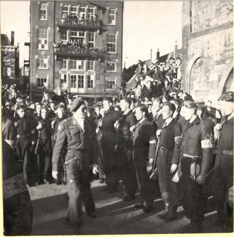 Markt Concordia  Prins Bernhard  bevelhebber der Nederlandse Binnenlandse Strijdkrachten ( BS ) inspecteert erewacht 1945 .jpg