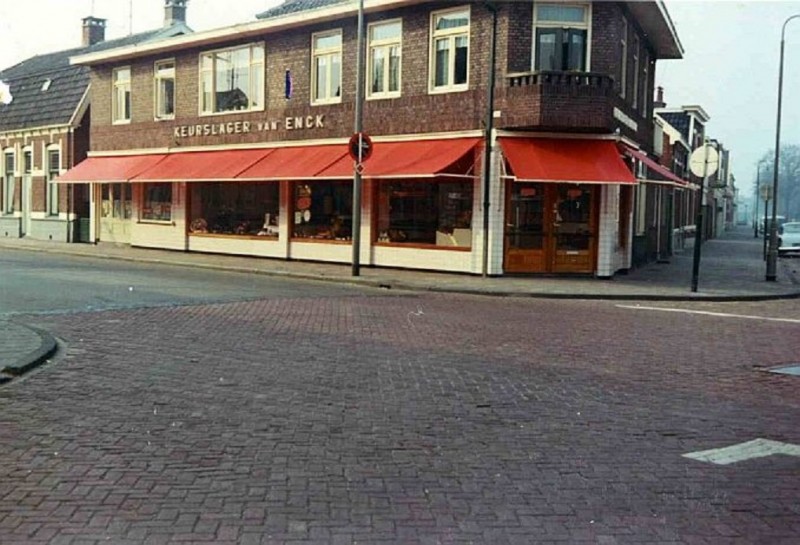 Deurningerstraat hoek Walhofstraat Slagerij van Enck  vanaf Roomweg richting Walhofsweg, tegenwordig Walhofstraat.jpg