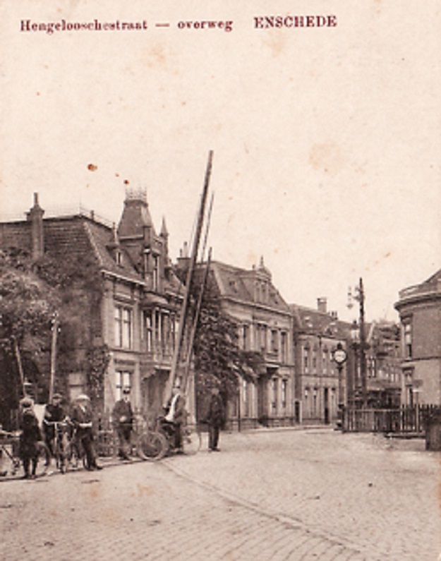 Hengelosestraat 24a Het Scholtenhuis is de 3e villa van rechts  waarin Hennie ten Hag in 1960 zijn loopbaan begon bij belastingconsulent B.J. ten Kate.jpg