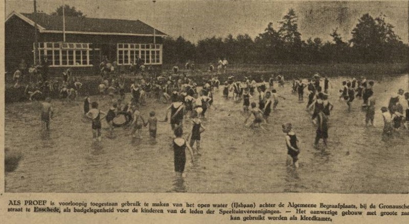 Gronausestraat achter Algemene Begraafplaats ijsbaan gebruikt als zwembad krantenfoto 26-7-1932.jpg