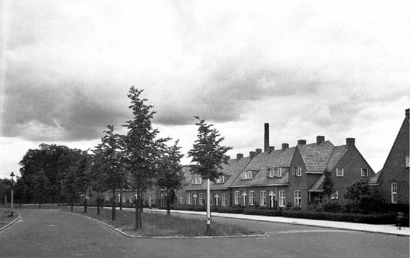 Varviksingel 1936 tussen Brinkstraat en Bataviastraat fabriekspijp van Bato aan de Perikweg.jpg