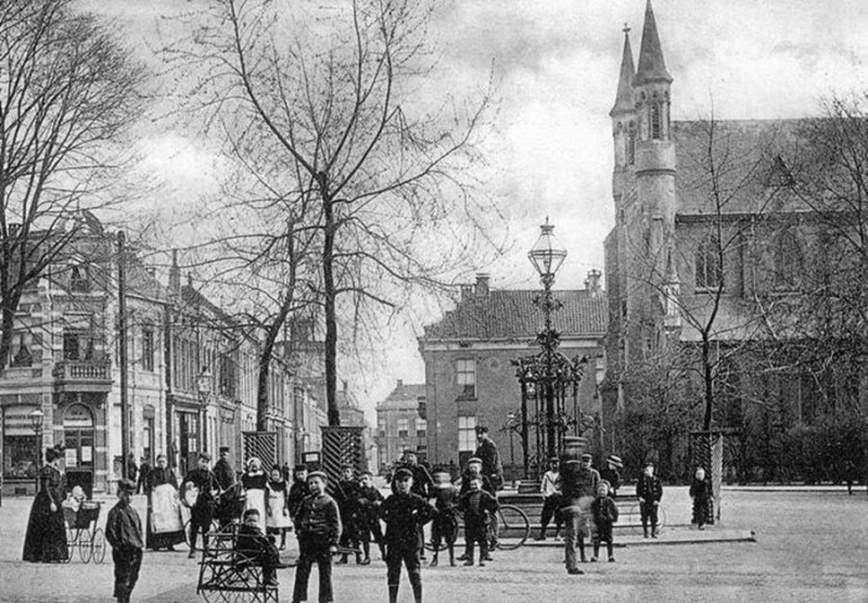 Markt oude Jacobuskerk met parochiehuis.jpg