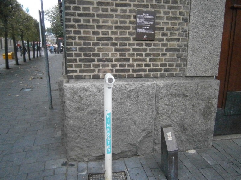 Langestraat monumentenbord en parkeerpaaltje met carnavalsschildje.JPG