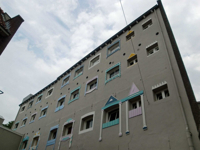 Walstraat vroeger pakhuis Jannink later theater Sonnevanck vensters van kunstenaar E.F.G. Kerssies.jpg