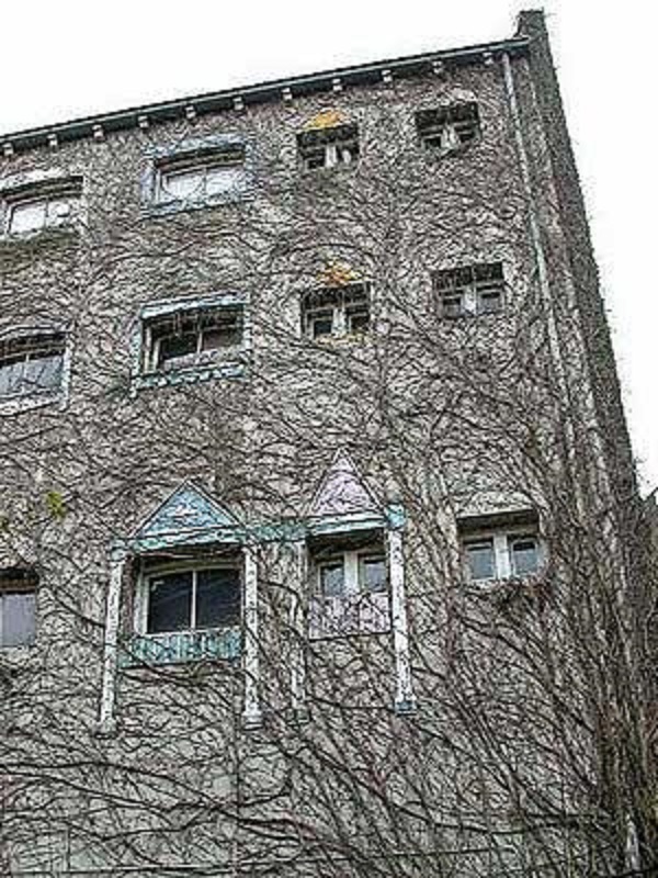 Walstraat voormalig pakhuis Jannink vensters van kunstenaar E.F.G. Kerssies.jpg