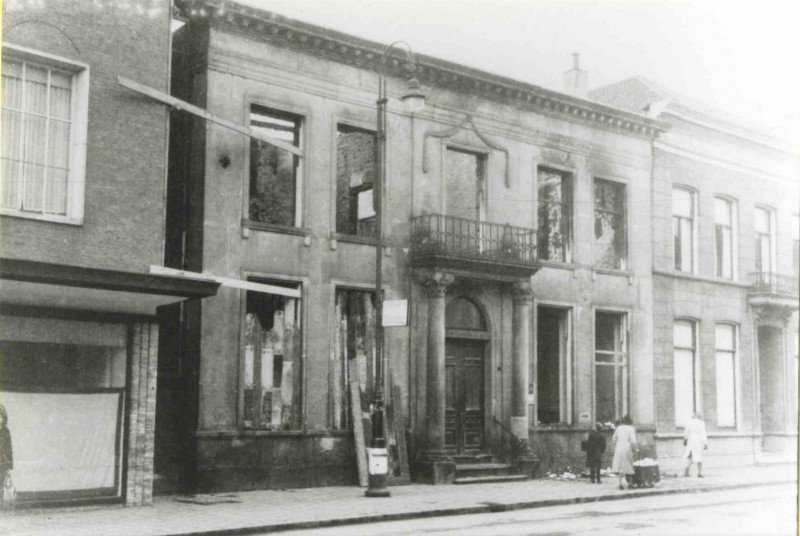 Langestraat Janninkshuis getroffen door bombardement van 22.2.1944.jpg