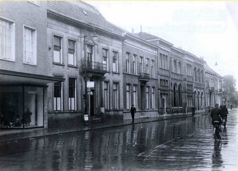 Langestraat Noordelijk gedeelte Langestraat ,vooraan C&A ,Janninkshuis, bij de bogen De Sociteit. mei 1943.jpg