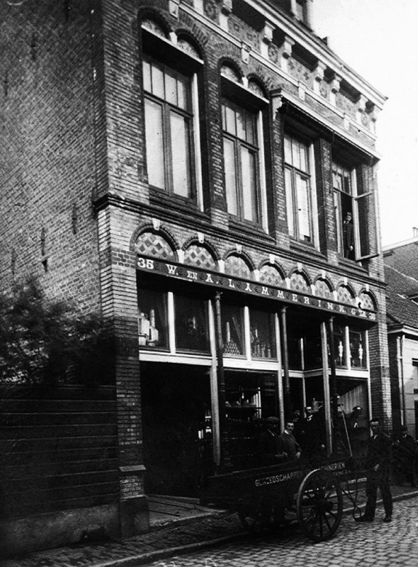 Zuiderhagen Winkel van Gebr. W. en A. Lammerink Gereedschappen en IJzerwaren met daarvoor een handkar. De foto is genomen omstreeks 1920..jpg