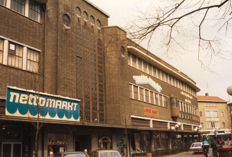 Brammelerstraat maart 1985 Zijkant Vroom en Dreesmann later Nettomarkt.jpg