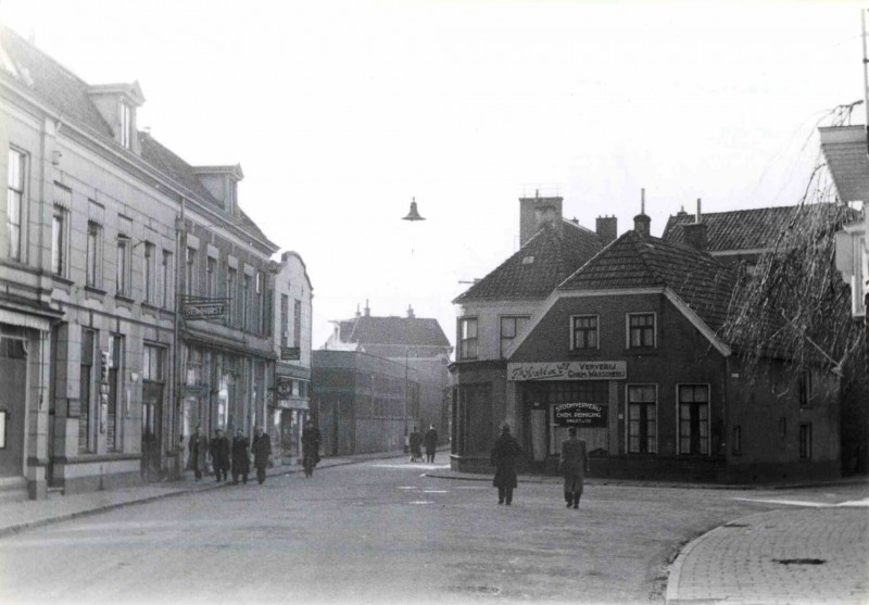 Kalanderstraat hoek Zuiderhagen met kruidenier Seinhorst (links) en Swart & Co (rechts) 1925.jpg