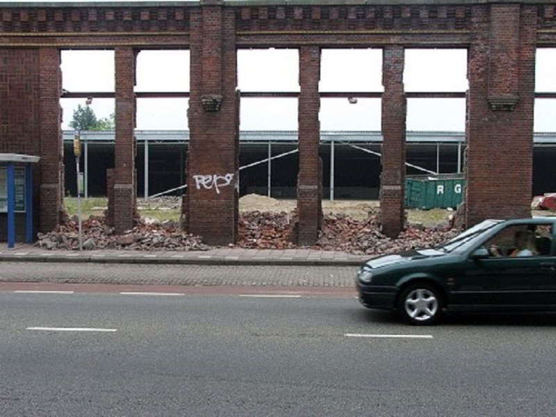 Haaksbergerstraat muur Jannink nu auto Fischer 2005.JPG