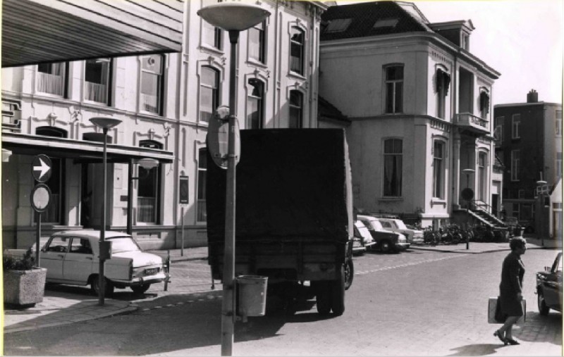 Markt 24 Polaroid-pand en Openbare Leeszaal en Bibliotheek 1970.jpg