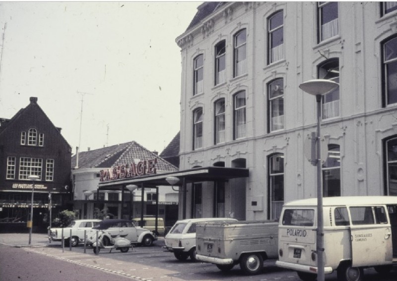 Markt 24 jaren 70. Zicht op kantoor van Polaroid. Midden de ingang van de Haverstraatpassage. Links de winkel van Leo Mazeland, Aquaria en hengelsport..jpg