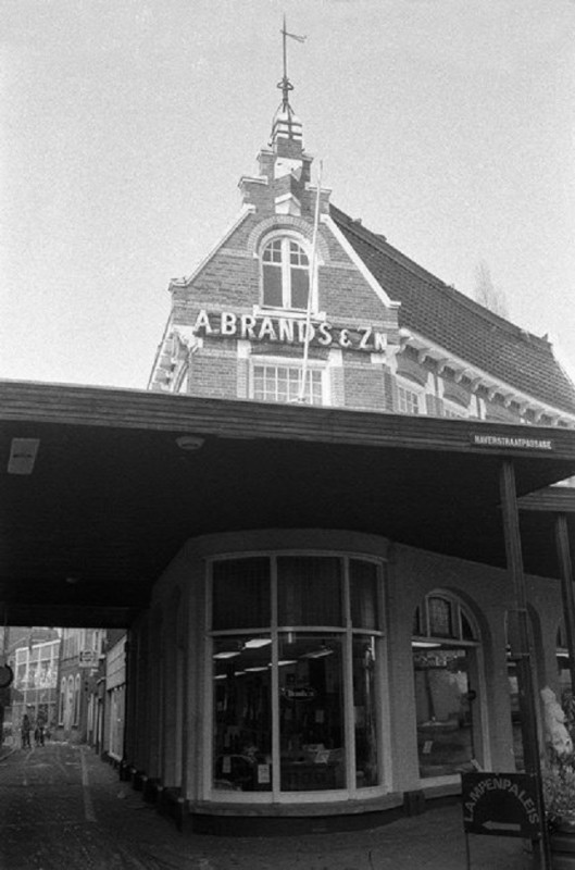 Burgemeesterstraat 1 A. Brands & Zonen Woninginrichting.jpg