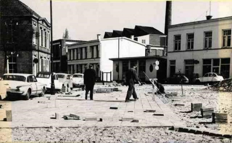 Veenstraat vanuit Brinkstraat links oude gebouw Twents muzieklyceum 1964.jpg