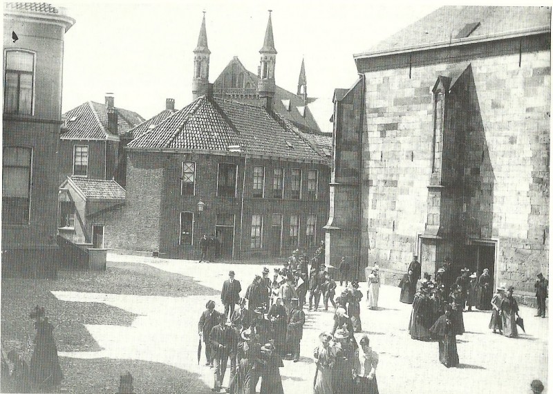 Markt 1900 achterkant uitgaande kerk.jpg