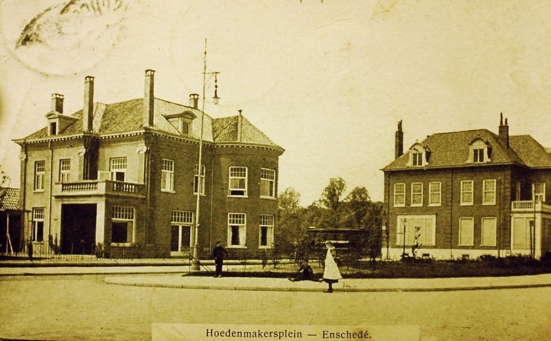 Hoedemakerplein hoek Piet Heinstraat rechts stadsvilla Ter Kuile later gebouw ESV.JPG